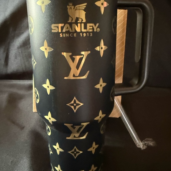 New Stanley 40oz Black and Gold Laser L Engraved V with Straw - Picture 2 of 7